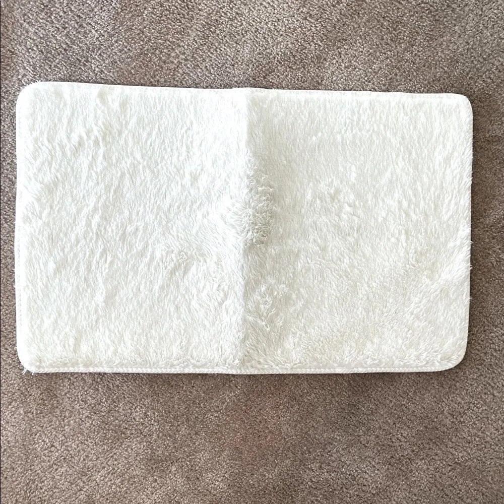 Crazy soft, white bath mat 20x 32”. NWOT