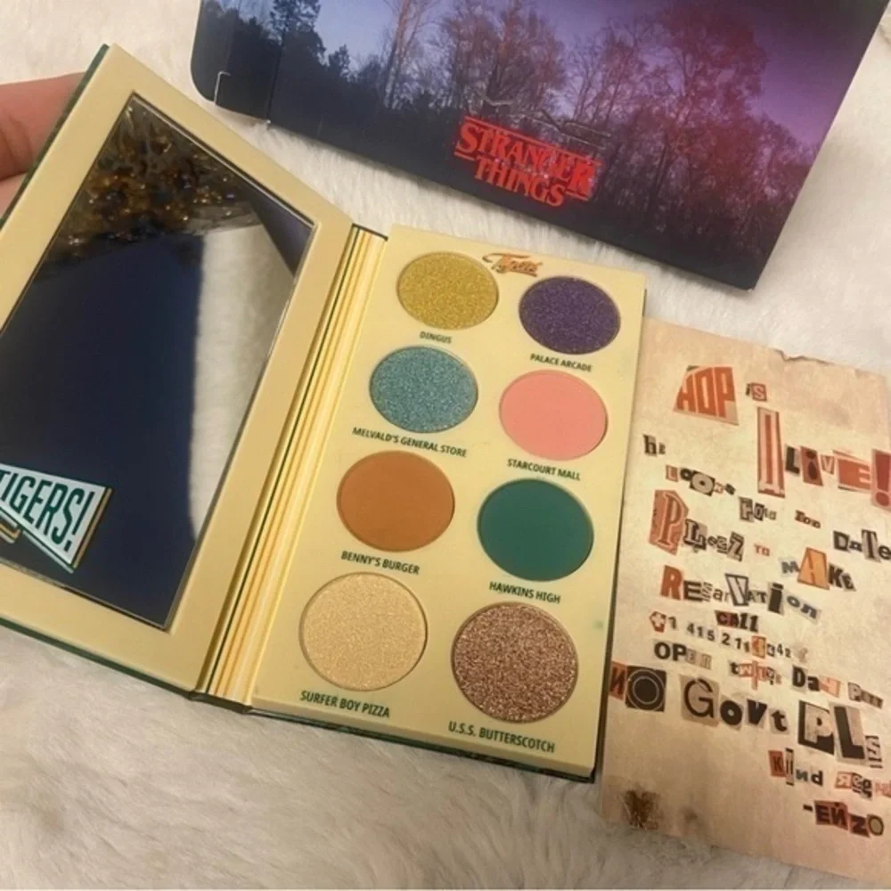 HAWKINS CLASS OF 1986 EYE PALETTE/M·A·C X STRANGER THINGS
