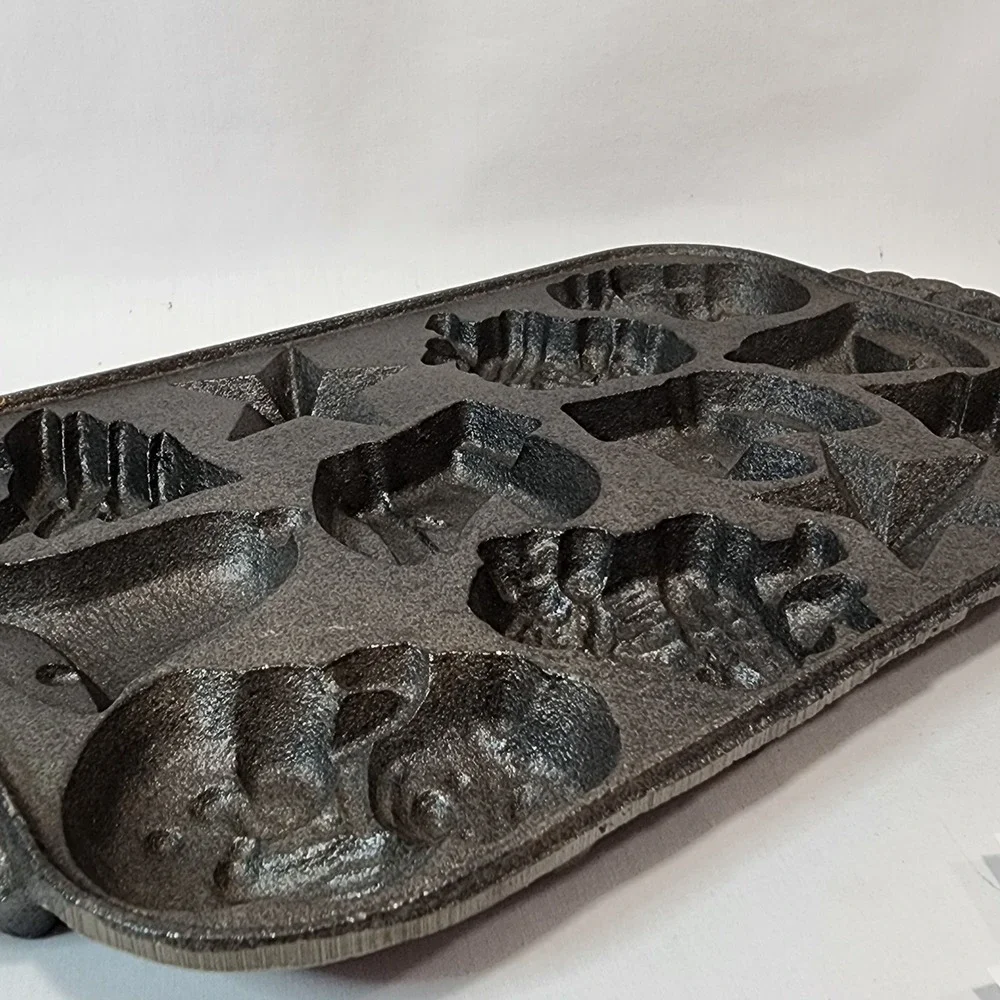 Vintage Style Cast Iron Christmas Holiday 12 Mold Muffin Cornbread Baking Pan