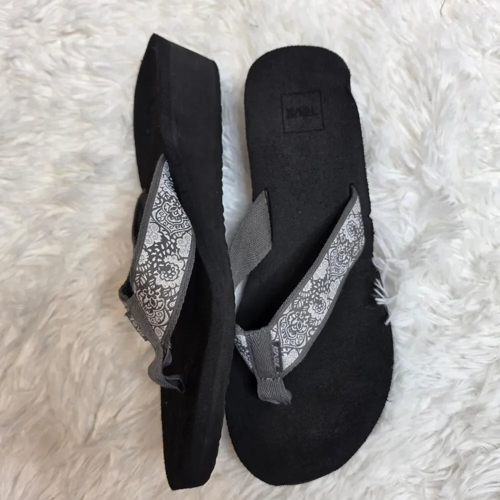 Teva Womans Black and Grey Sandals Sz 11