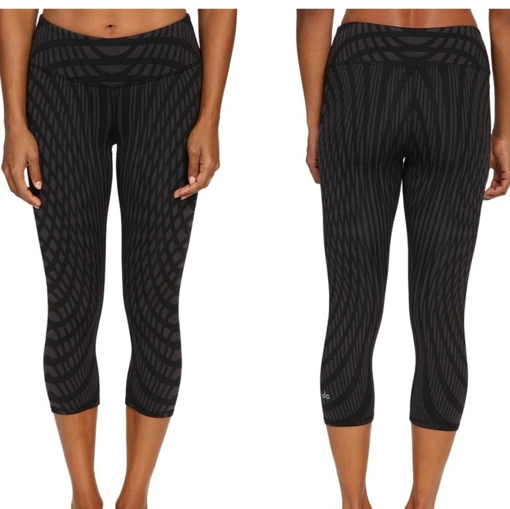Alo Yoga Airbrush high waisted Capri Legging in black arches print size S