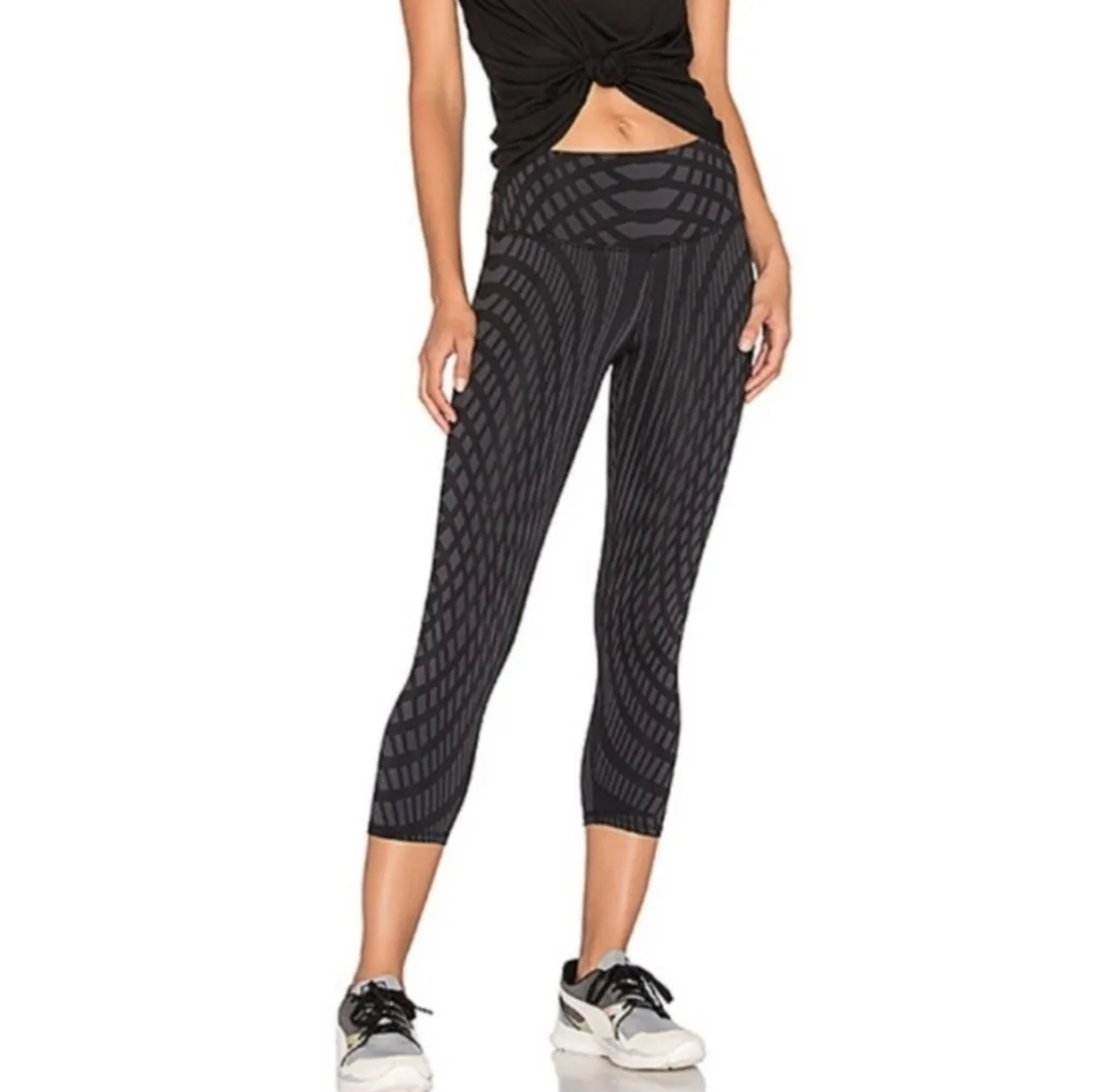 Alo Yoga Airbrush high waisted Capri Legging in black arches print size S