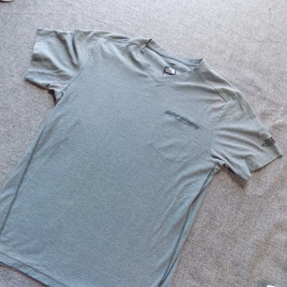 The North Face V-Neck T-Shirt Mens Small Gray Good FlashDry Pocket Tee